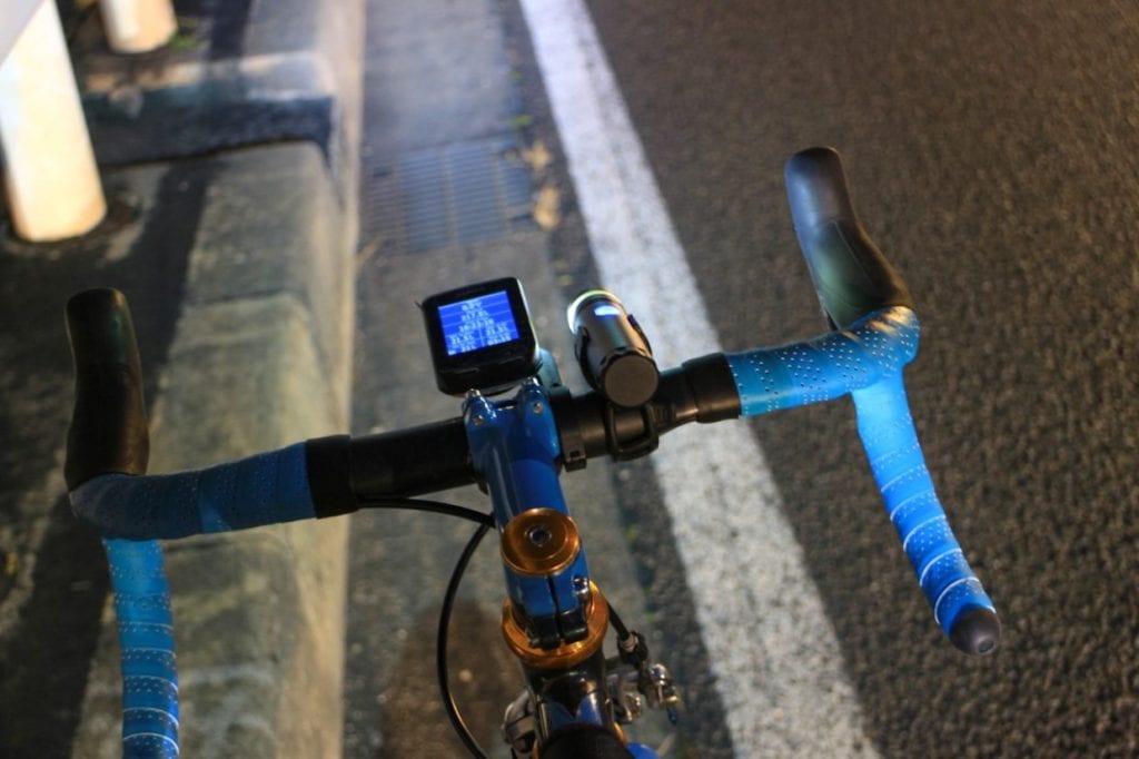 通勤はもちろん休日のサイクリングでも大活躍するのがサイクルコンピューター。最近は走行データを記録してSNSにアップロードして仲間とシェアする、競争する、なんて遊び方もメジャーになってきました。他の人が走ったルートをダウンロードすればその通りにナビしてくれる機能がついたモデルもあるので、一人で走る人にもおすすめできるアクセサリーの一つです。