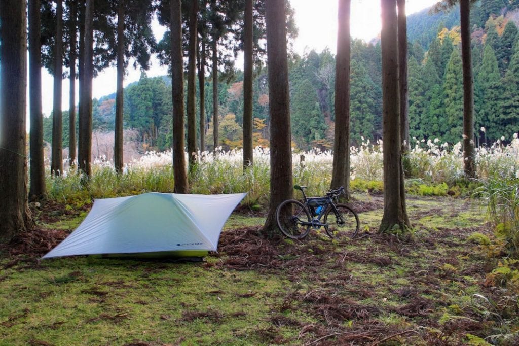 休日に自転車にテントを積んでキャンプツーリングなんて楽しみ方もできちゃうのがグラベルロードの魅力。日常から非日常までがシームレスに繋がる体験を是非ご堪能ください。