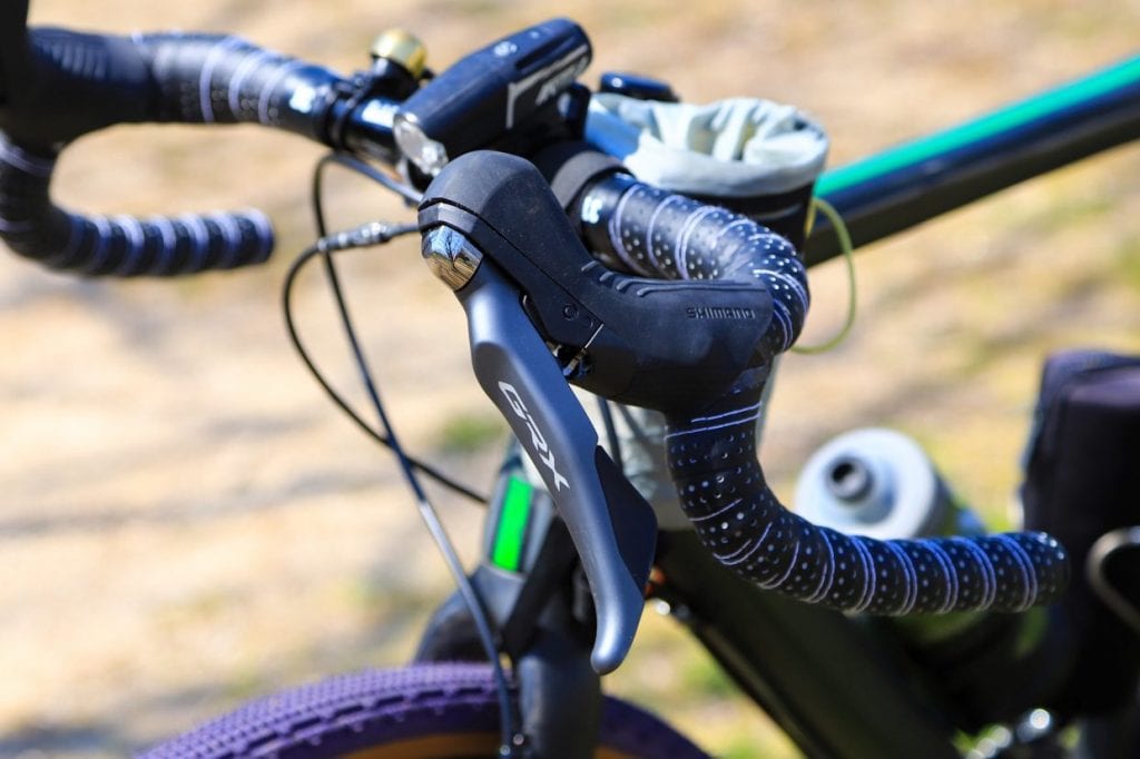 愛用しているSHIMANO GRXレバー独特の形状が手に馴染みやすい!ストップアンドゴーが多い街中でもブレーキ操作がしやすくこれも快適性に繋がっています。