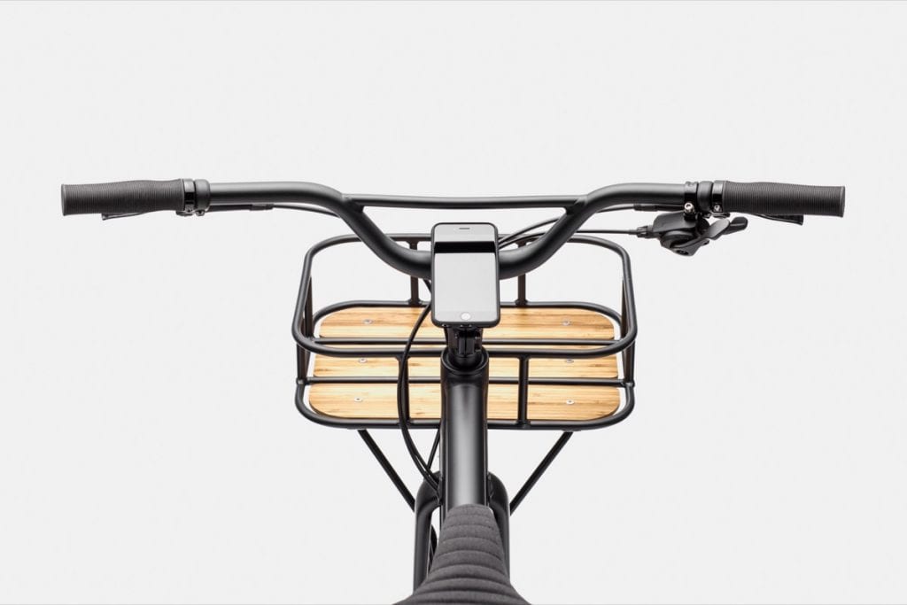 センスのいいフロントバスケットが付属。荷物を高く積んでもハンドリングに干渉しないよう、BMXゆずりなアップライトなハンドルもよく考えられている。