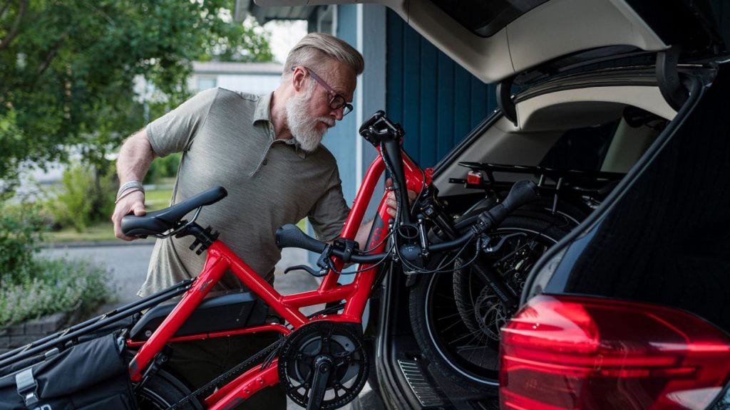 自動車に車載するとき、一番の難点になるハンドルのかさ高さを解決する折りたたみ機構。これで遠くの場所までトランポし、旅行先でのサイクリングを容易に楽しむことができる。
