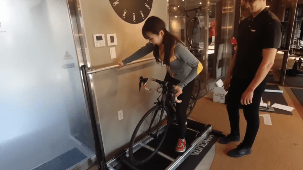 降りる時は自転車を傾けると足がつきやすい