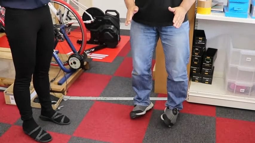 足の裏は内側がやや持ち上がった状態になっている
