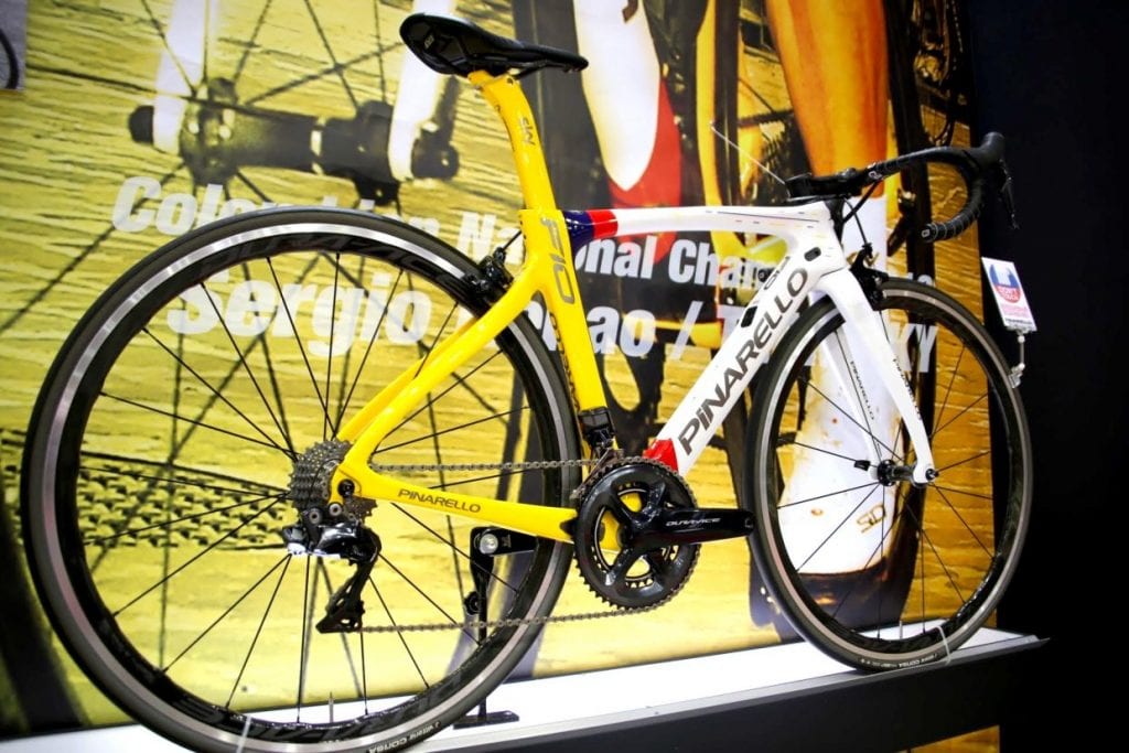 ピナレロのトップモデルDOGMA。世界中のサイクリストが知るレーシングバイクのコンポは、最上位デュラエースのDI2(電動変速)。写真はサイクルモードで展示されたスペシャルモデル。Photo: 神楽坂つむり