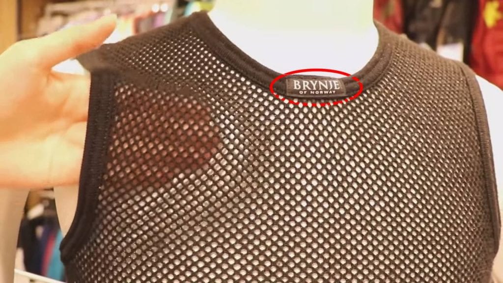 襟の製品タグが外側に縫い付けてあるので肌あたりが気にならない