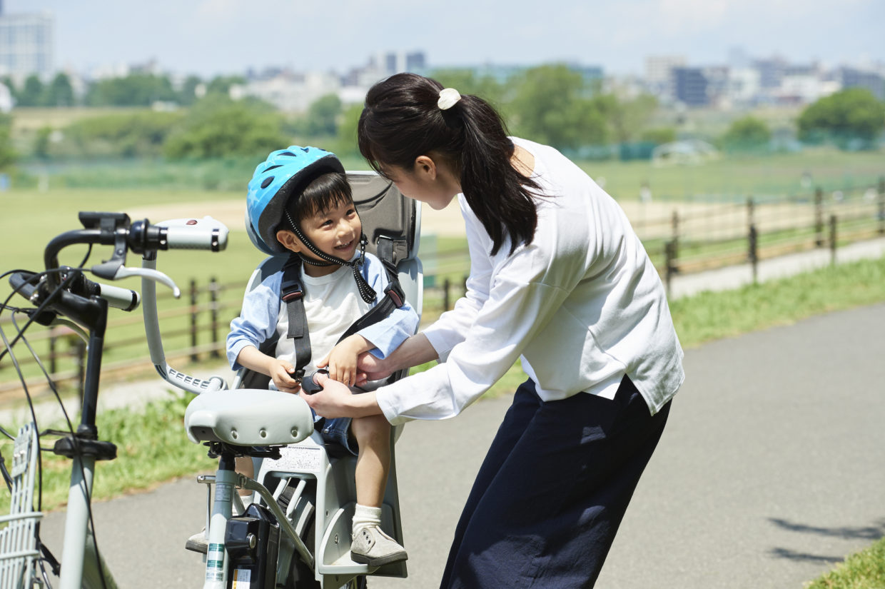 子どもを自転車に乗せるときは、必ずヘルメットをかぶせましょう。