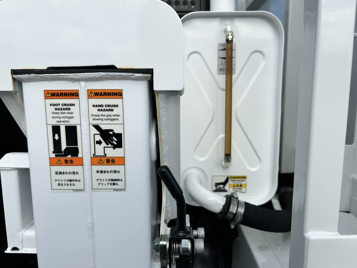 スーパーグレート 車検付☆未使用車積載13000Kgクレーン付平ボデ-|中古トラックの販売・買取・査定のアイナビ