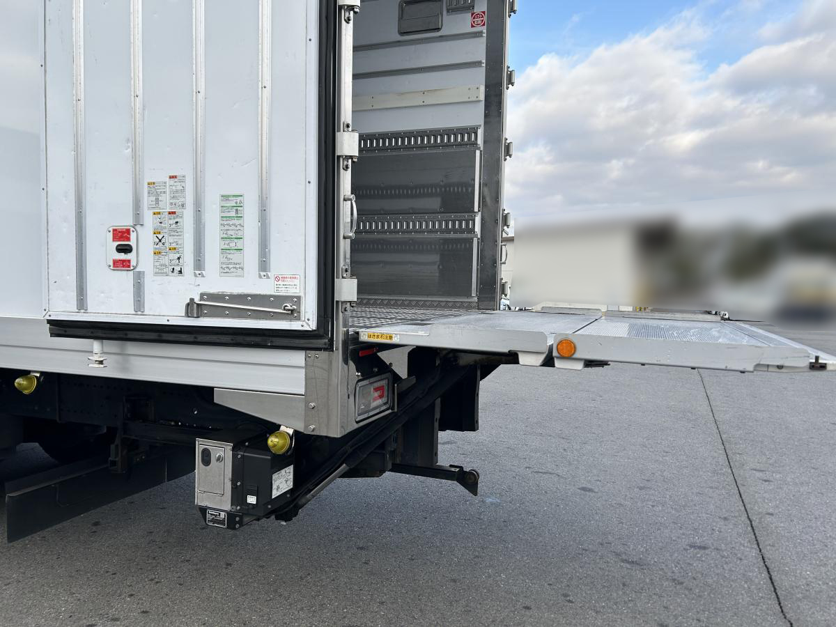 日野プロフィア冷蔵冷凍車格納ゲート|中古トラックの販売・買取・査定のアイナビ