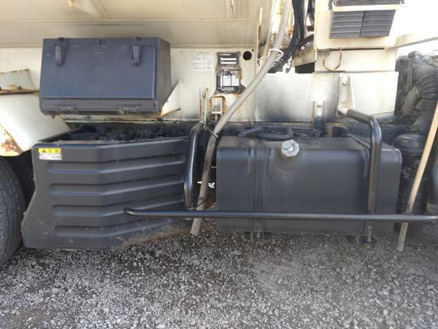 いすゞエルフ タンクローリー4WD 2層3.5KL 消防書類有|中古トラックの販売・買取・査定のアイナビ