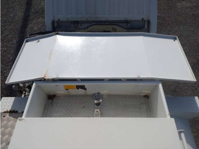 いすゞエルフ タンクローリー4WD 2層3.5KL 消防書類有|中古トラックの販売・買取・査定のアイナビ