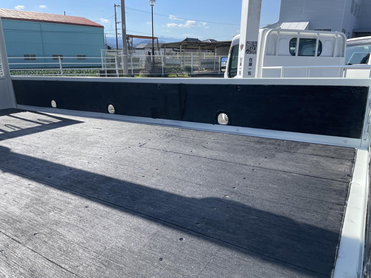 H18キャンター2t平ボディ 3段クレーンラジコン付|中古トラックの販売・買取・査定のアイナビ