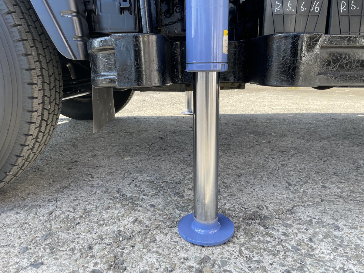 H18キャンター2t平ボディ 3段クレーンラジコン付|中古トラックの販売・買取・査定のアイナビ