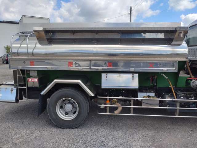 いすゞフォワード 4トン ステンレス タンクローリー 2層4KL|中古トラックの販売・買取・査定のアイナビ