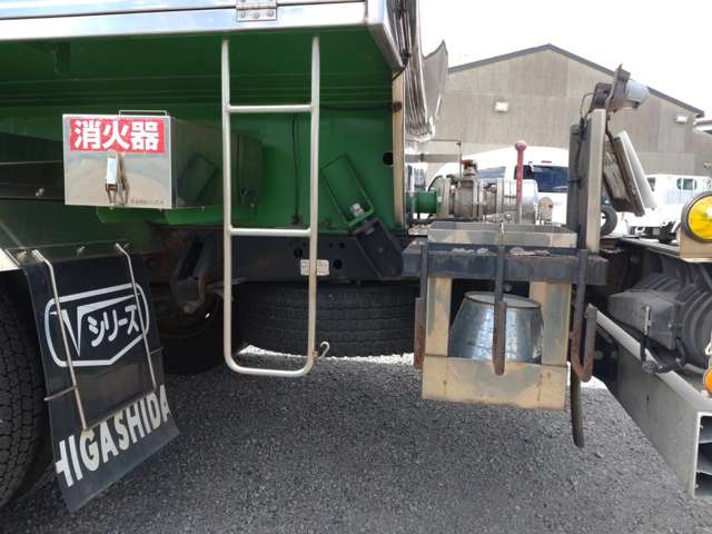 いすゞフォワード 4トン ステンレス タンクローリー 2層4KL|中古トラックの販売・買取・査定のアイナビ