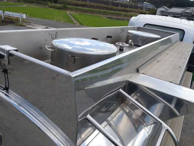 いすゞフォワード 4トン ステンレス タンクローリー 2層4KL|中古トラックの販売・買取・査定のアイナビ