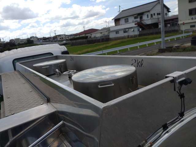 いすゞフォワード 4トン ステンレス タンクローリー 2層4KL|中古トラックの販売・買取・査定のアイナビ