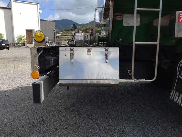 いすゞフォワード 4トン ステンレス タンクローリー 2層4KL|中古トラックの販売・買取・査定のアイナビ