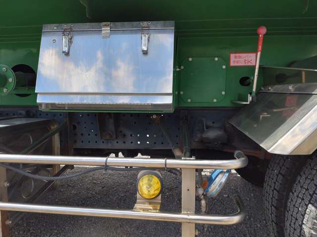 いすゞフォワード 4トン ステンレス タンクローリー 2層4KL|中古トラックの販売・買取・査定のアイナビ