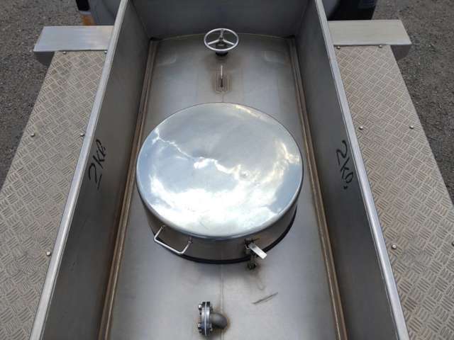 いすゞフォワード 4トン ステンレス タンクローリー 2層4KL|中古トラックの販売・買取・査定のアイナビ