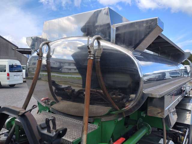 いすゞフォワード 4トン ステンレス タンクローリー 2層4KL|中古トラックの販売・買取・査定のアイナビ