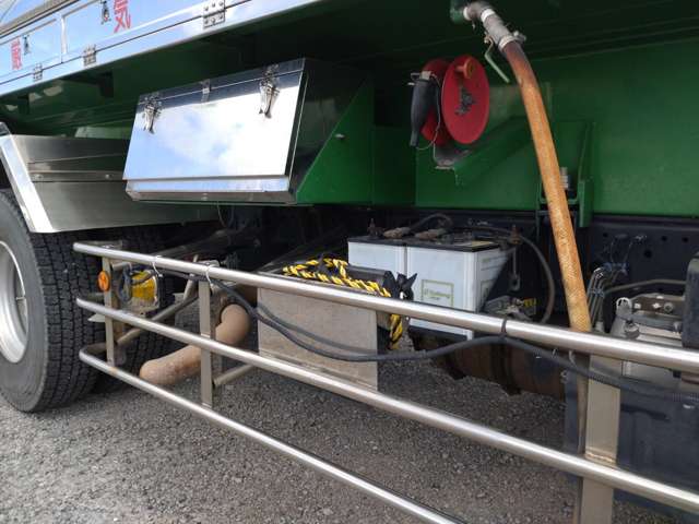 いすゞフォワード 4トン ステンレス タンクローリー 2層4KL|中古トラックの販売・買取・査定のアイナビ