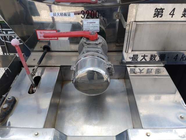 いすゞフォワード 4トン ステンレス タンクローリー 2層4KL|中古トラックの販売・買取・査定のアイナビ