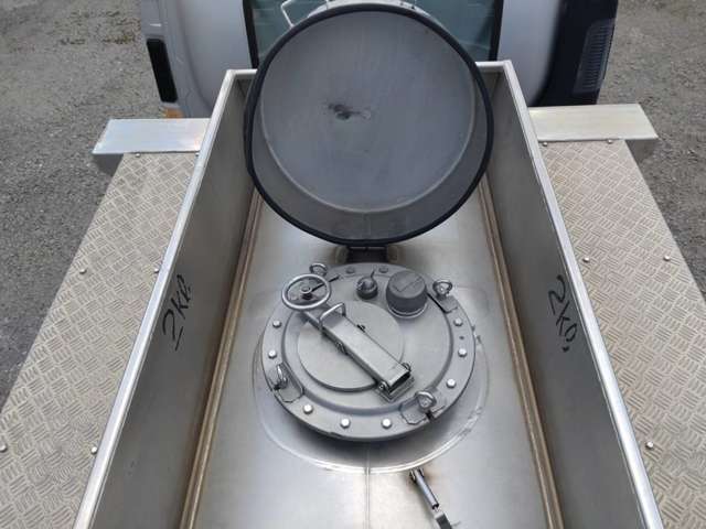 いすゞフォワード 4トン ステンレス タンクローリー 2層4KL|中古トラックの販売・買取・査定のアイナビ