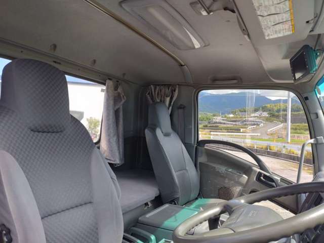 いすゞフォワード 4トン ステンレス タンクローリー 2層4KL|中古トラックの販売・買取・査定のアイナビ