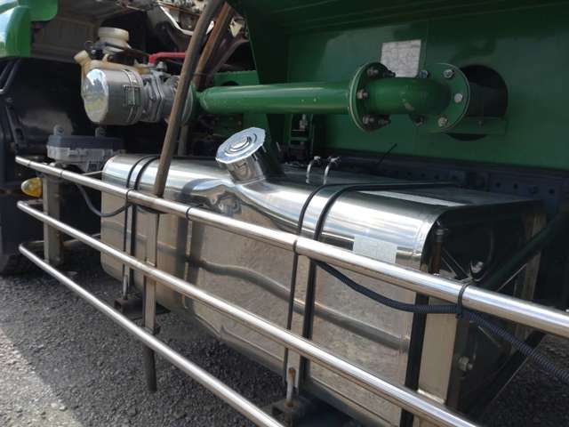 いすゞフォワード 4トン ステンレス タンクローリー 2層4KL|中古トラックの販売・買取・査定のアイナビ