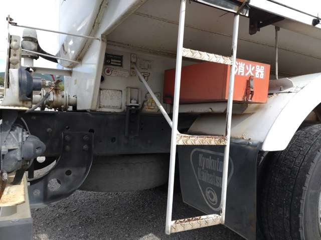三菱ふそうファイター 増トン タンクローリー 6トン 3層6KL|中古トラックの販売・買取・査定のアイナビ