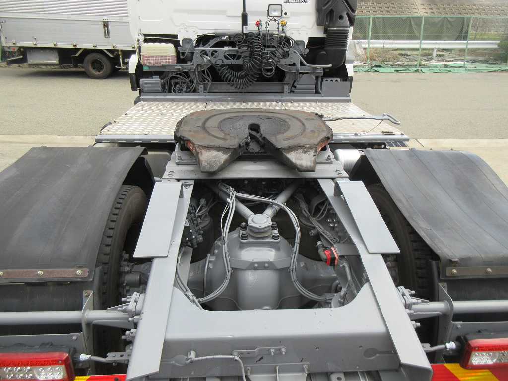 第五輪11.7トン2PGクオン標準ルーフトラクタ|中古トラックの販売・買取・査定のアイナビ