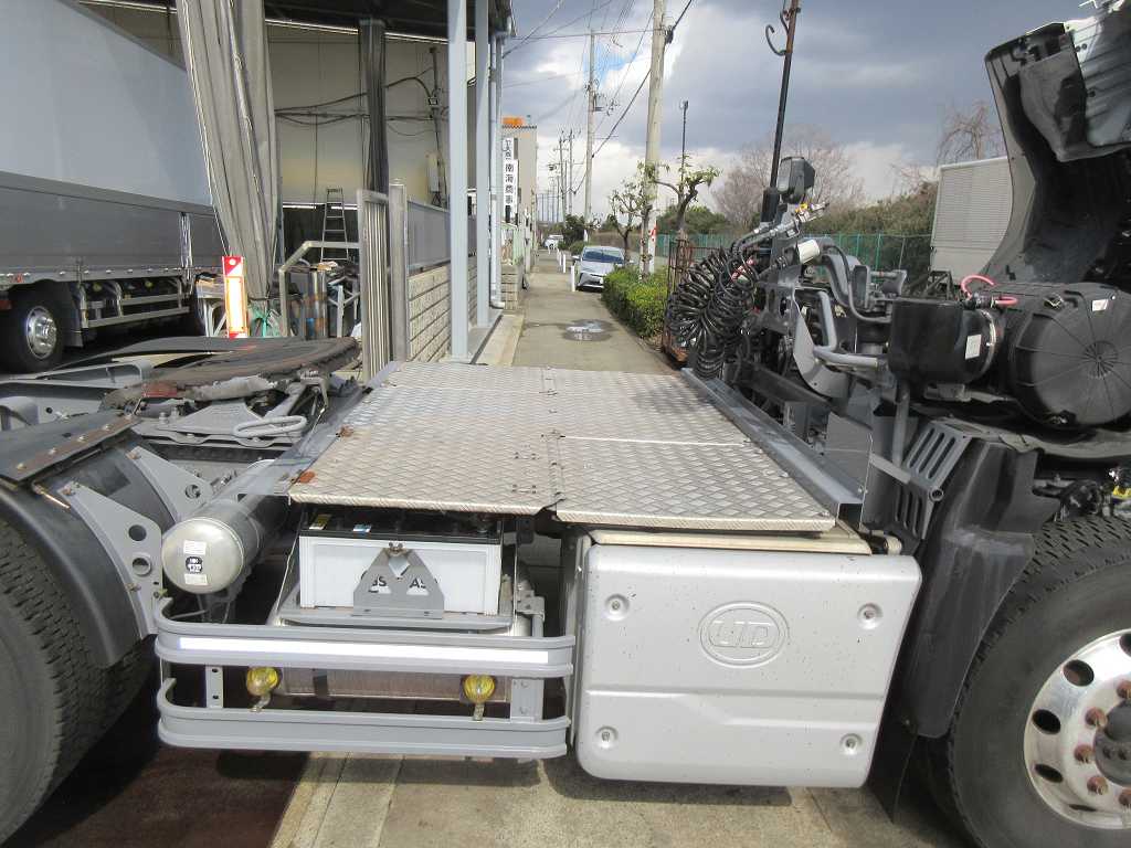 第五輪11.7トン2PGクオン標準ルーフトラクタ|中古トラックの販売・買取・査定のアイナビ