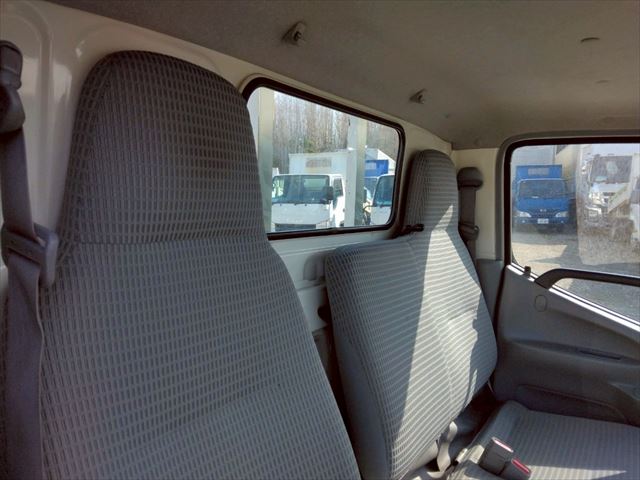 H31年 トヨタトヨエース2t低床平ボディAT車|中古トラックの販売・買取・査定のアイナビ