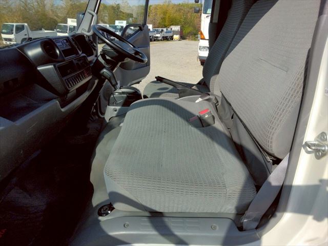 H31年 トヨタトヨエース2t低床平ボディAT車|中古トラックの販売・買取・査定のアイナビ