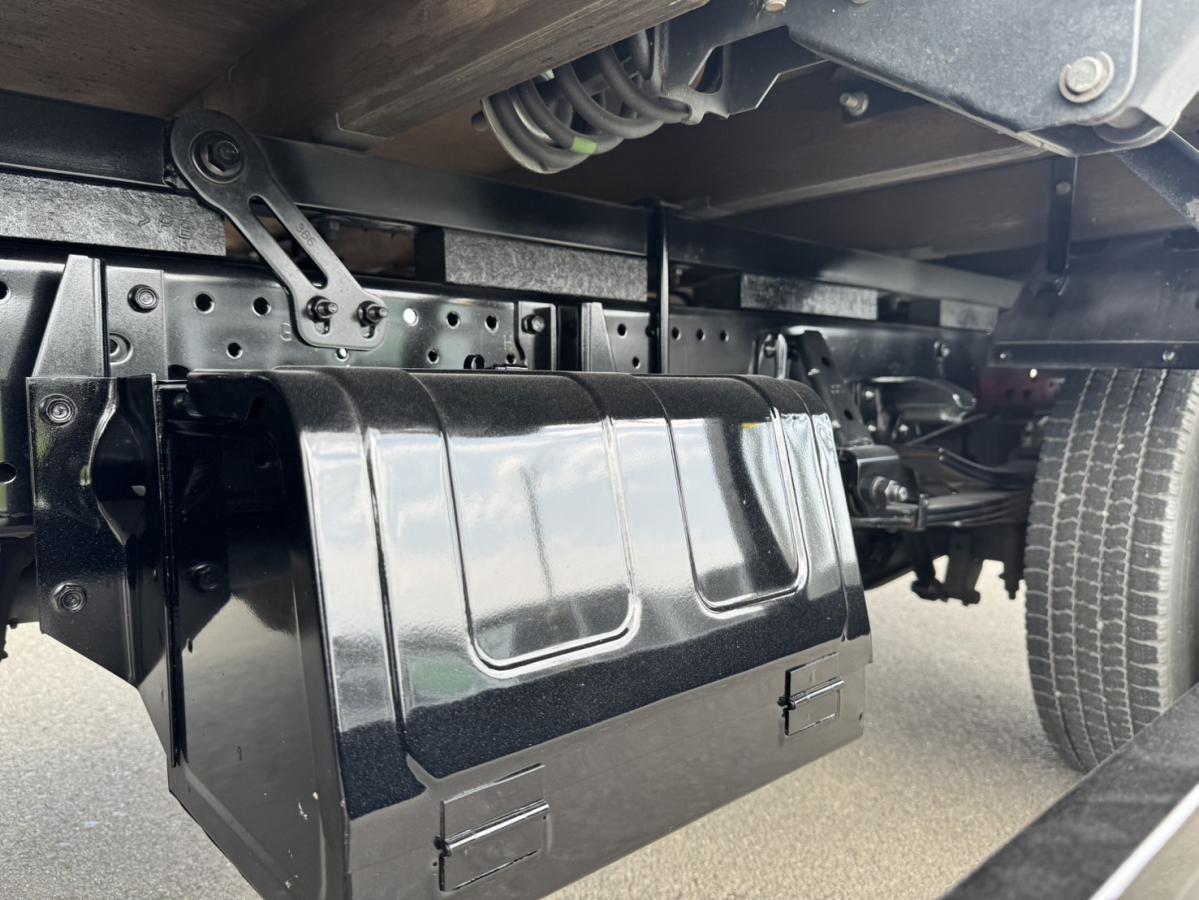 平成29年エルフ標準ロング平ボディーマニュアル6速|中古トラックの販売・買取・査定のアイナビ