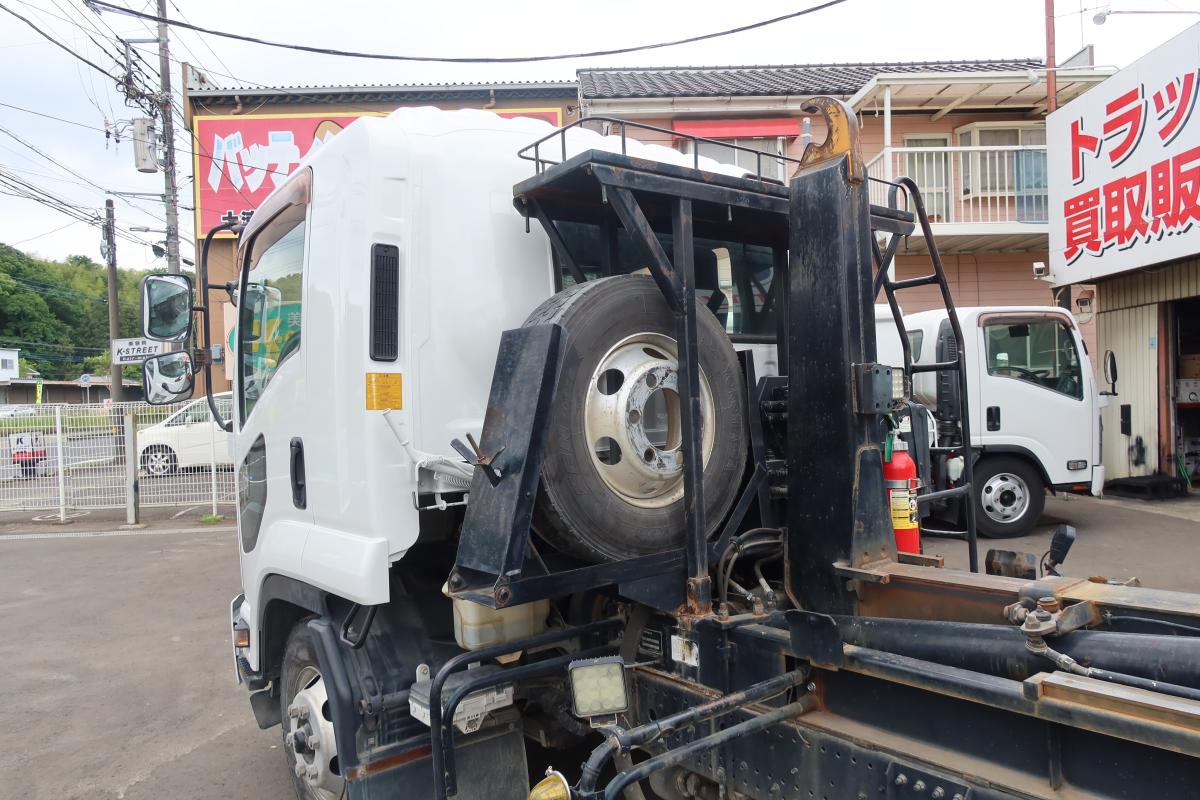 フォワード ベッド付 新明和製アームロール|中古トラックの販売・買取・査定のアイナビ