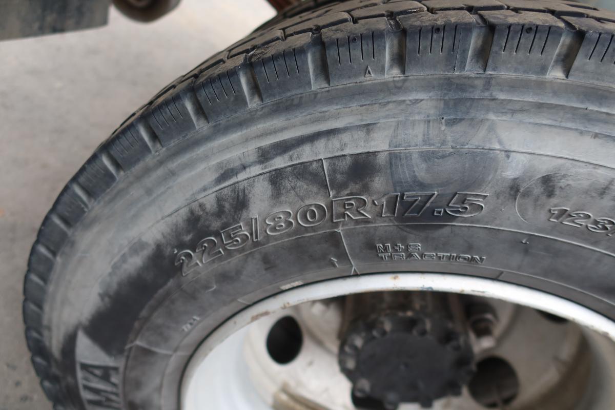 フォワード ベッド付 新明和製アームロール|中古トラックの販売・買取・査定のアイナビ