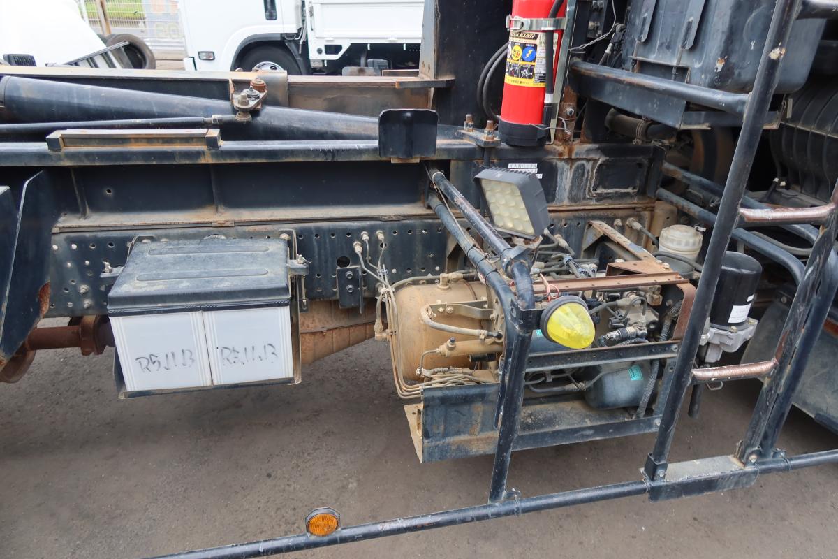 フォワード ベッド付 新明和製アームロール|中古トラックの販売・買取・査定のアイナビ