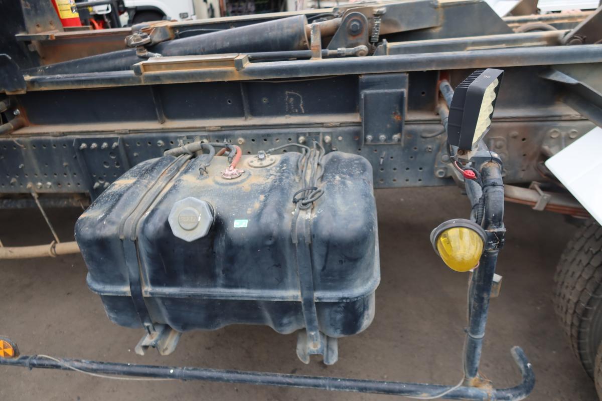 フォワード ベッド付 新明和製アームロール|中古トラックの販売・買取・査定のアイナビ