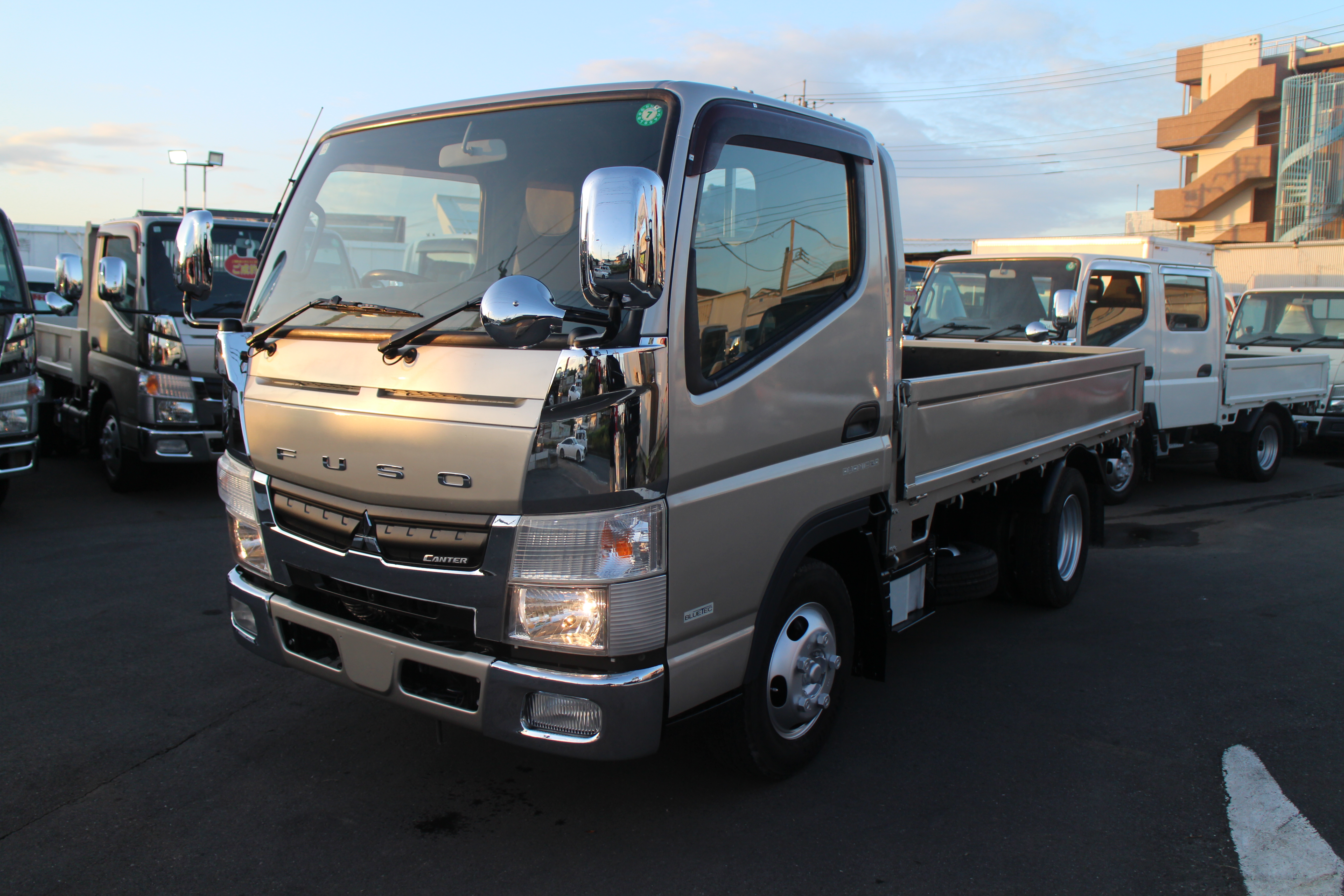 キャンター　２トン　平ボディー　250616　|中古トラックの販売・買取・査定のアイナビ