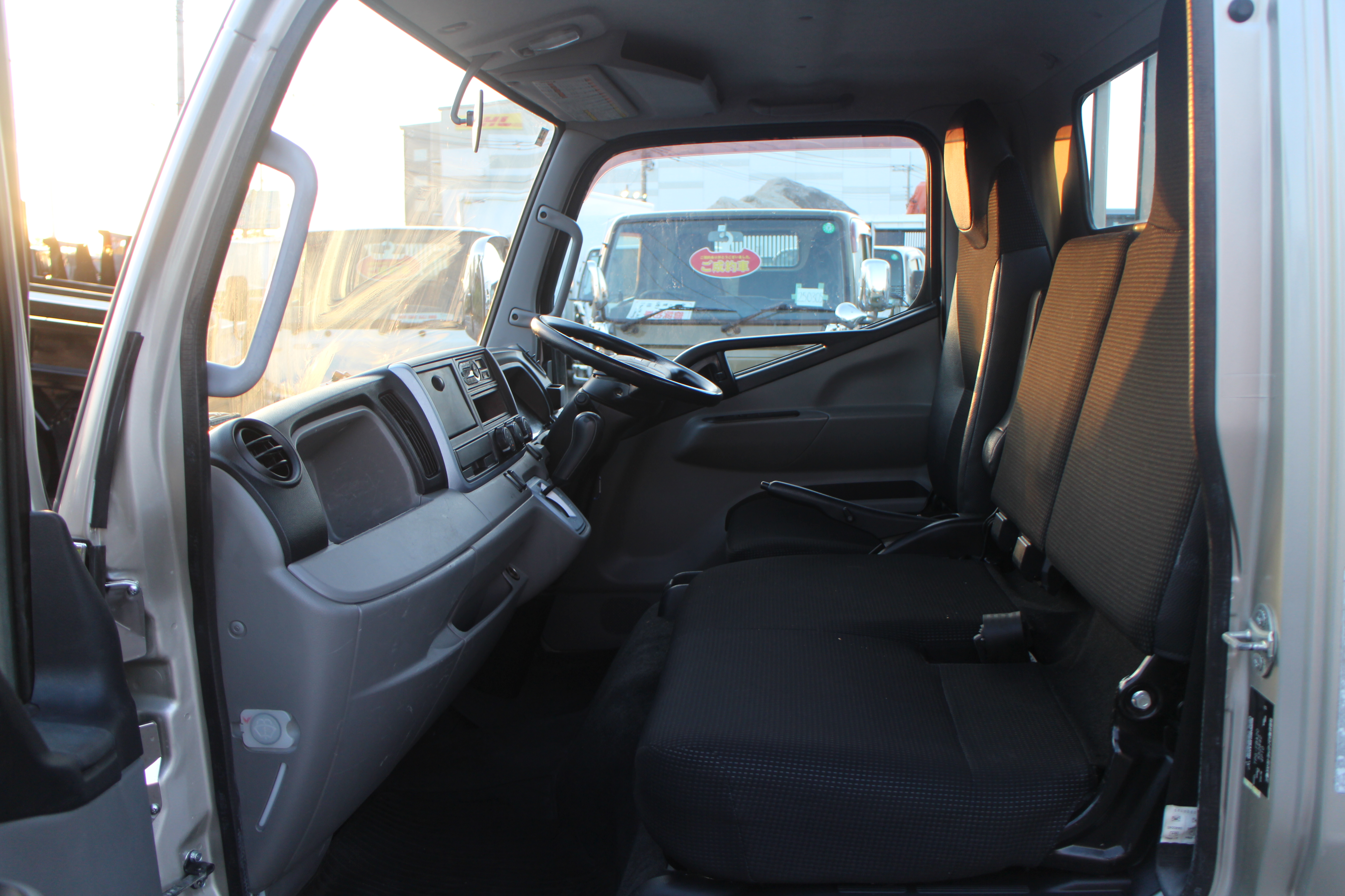 キャンター　２トン　平ボディー　250616　|中古トラックの販売・買取・査定のアイナビ