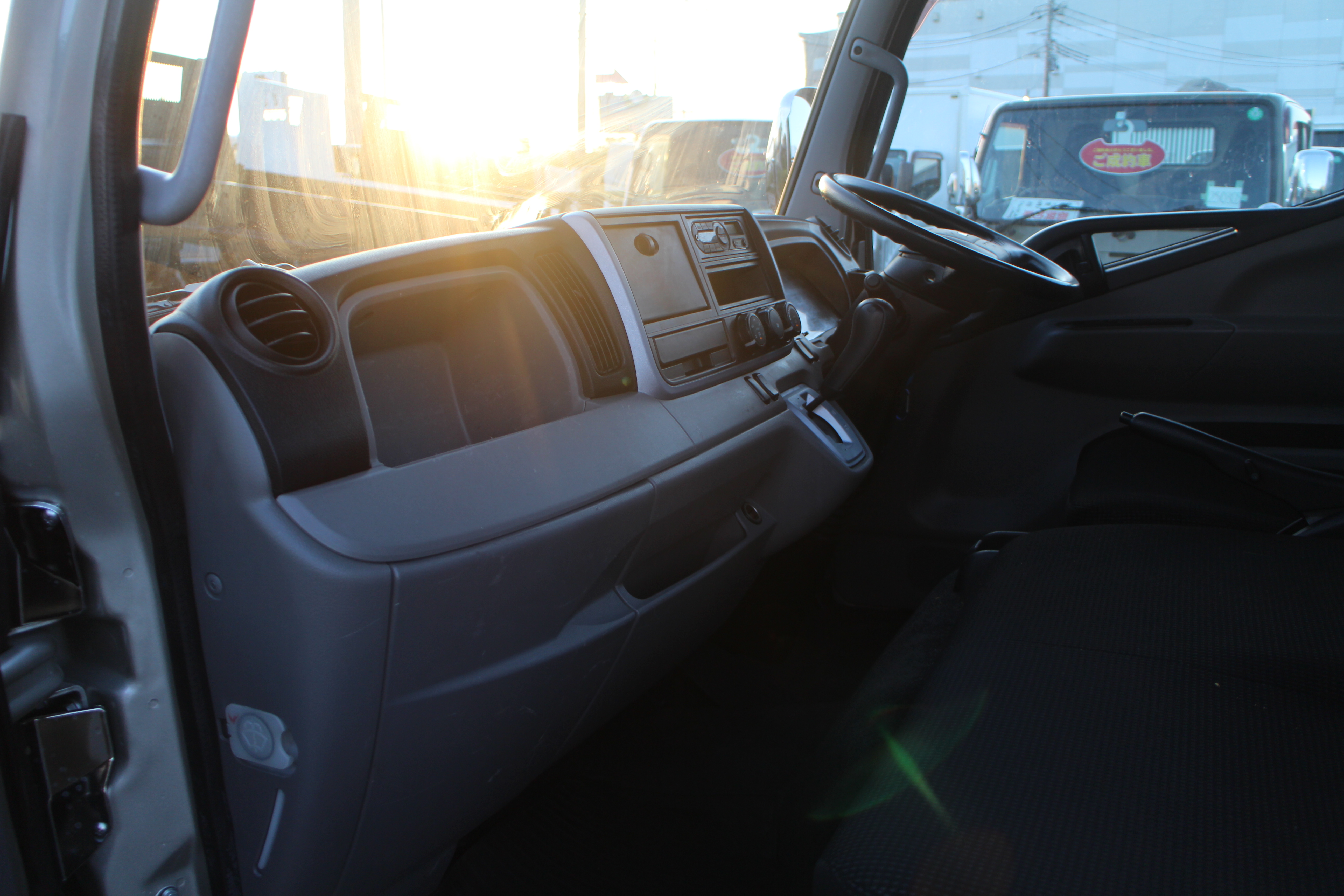 キャンター　２トン　平ボディー　250616　|中古トラックの販売・買取・査定のアイナビ