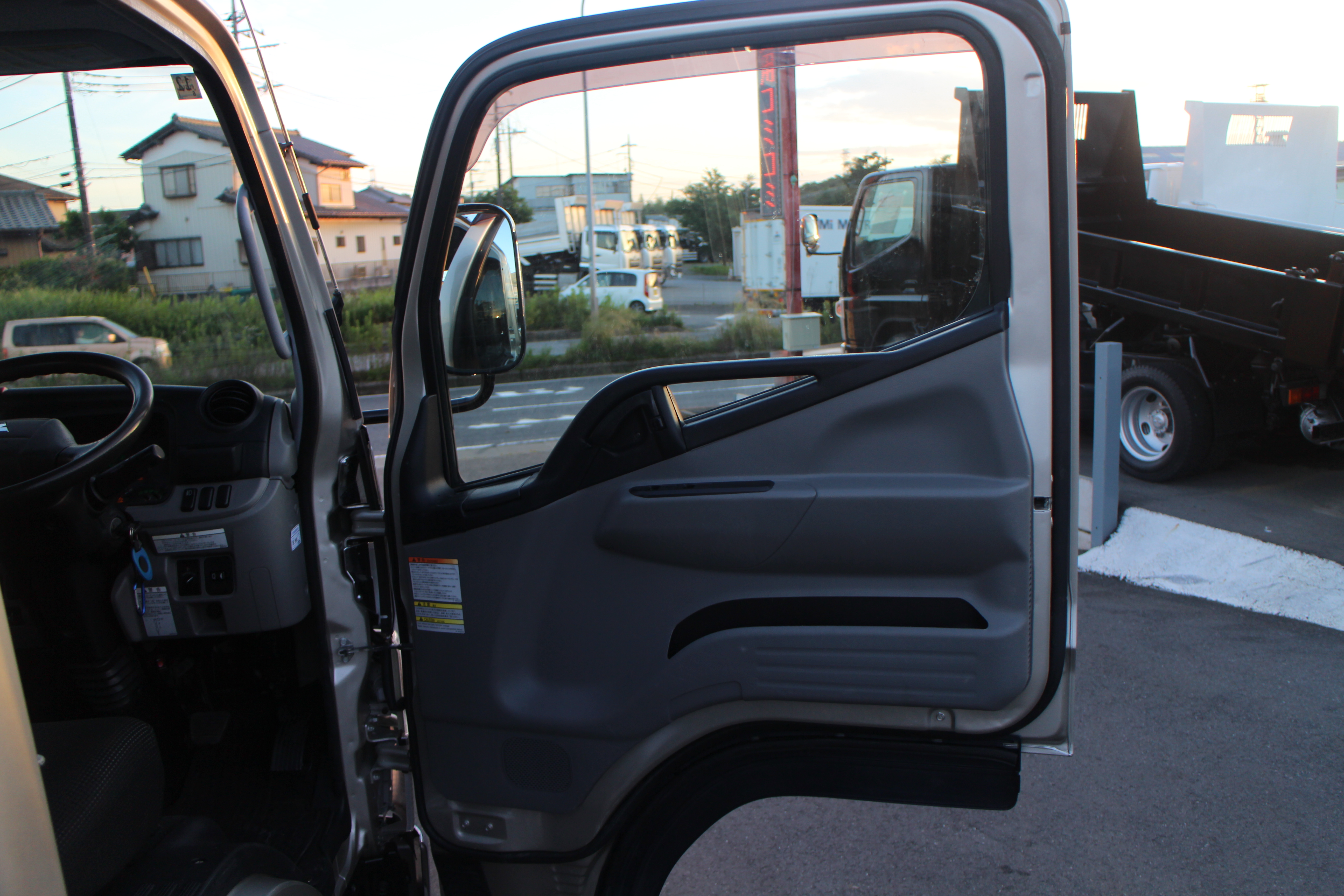 キャンター　２トン　平ボディー　250616　|中古トラックの販売・買取・査定のアイナビ