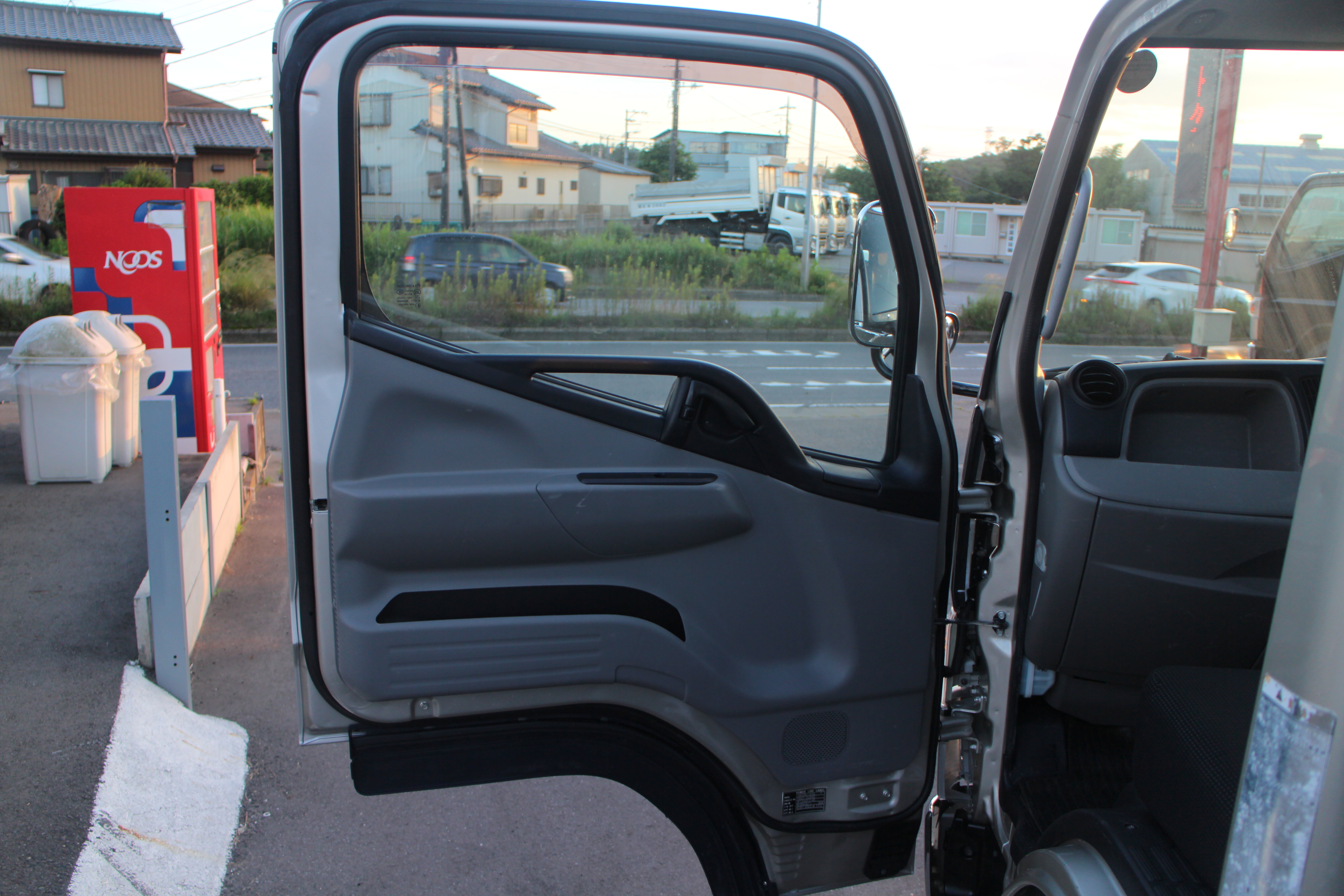 キャンター　２トン　平ボディー　250616　|中古トラックの販売・買取・査定のアイナビ