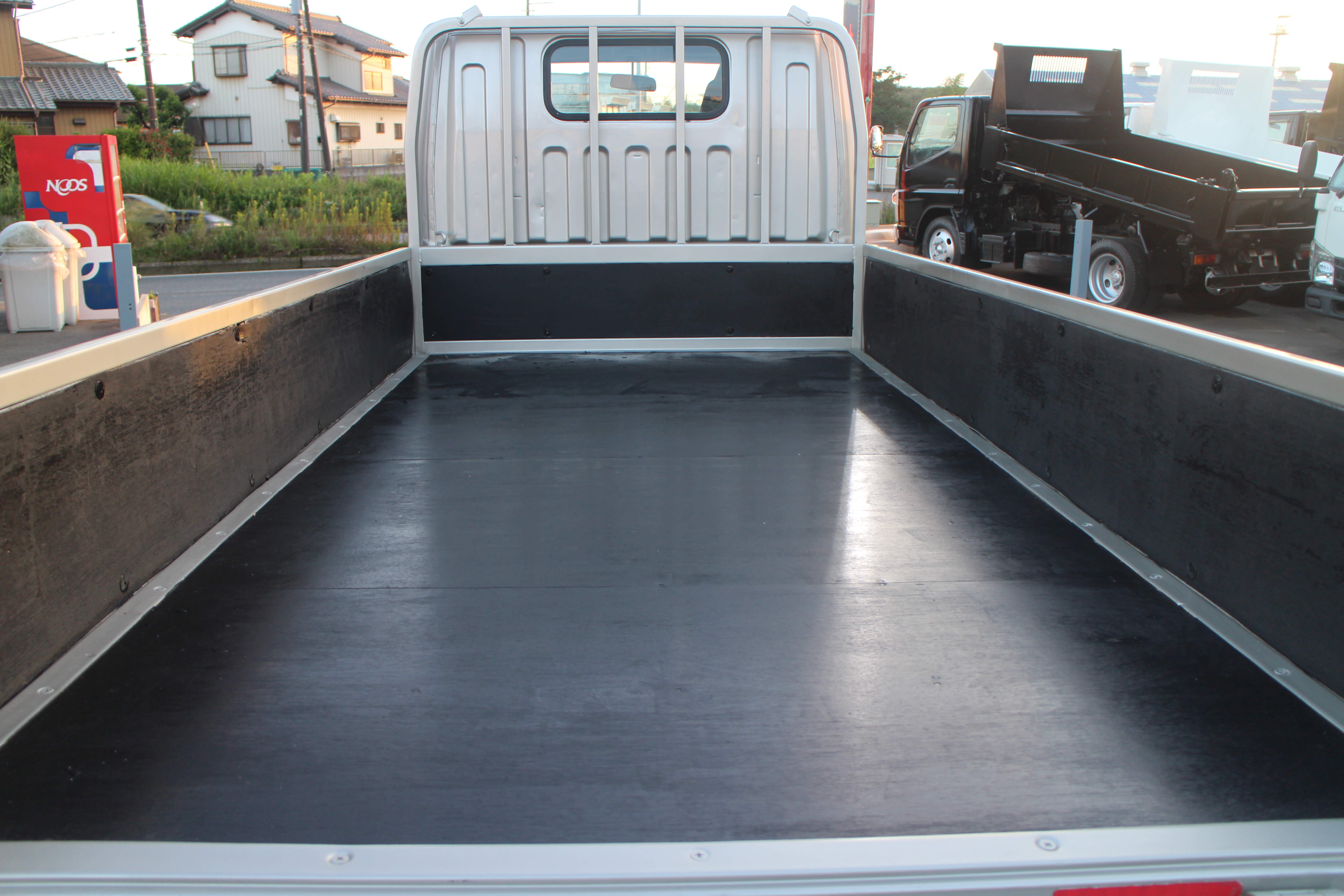 キャンター　２トン　平ボディー　250616　|中古トラックの販売・買取・査定のアイナビ