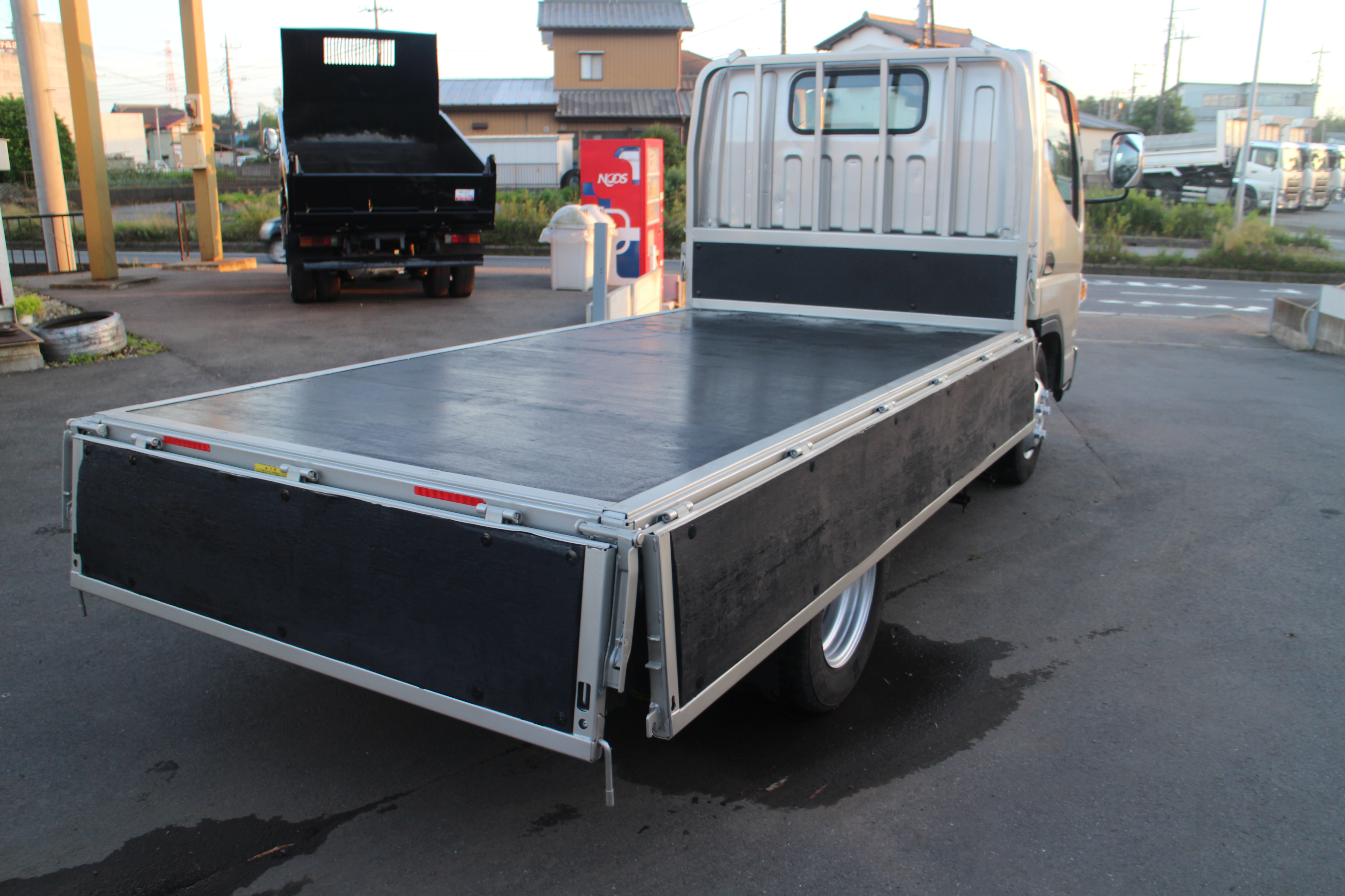 キャンター　２トン　平ボディー　250616　|中古トラックの販売・買取・査定のアイナビ