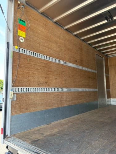 いすゞ エルフ ワイド幅 ドライバン PG付き H30 年式 TRG-NPR85AN|中古トラックの販売・買取・査定のアイナビ