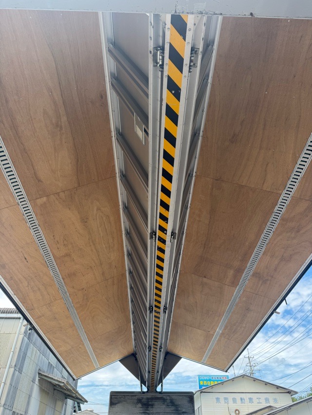 H28クオン AT 4軸低床13.5t Rエアサス フルハーフ|中古トラックの販売・買取・査定のアイナビ