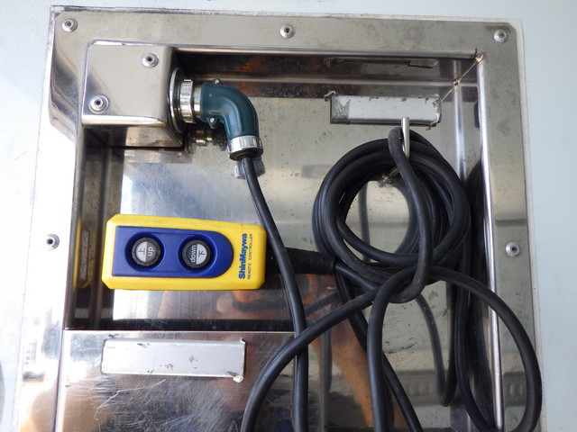 日野2KG-FD2ABA冷凍車4tワイド格納ゲート付|中古トラックの販売・買取・査定のアイナビ