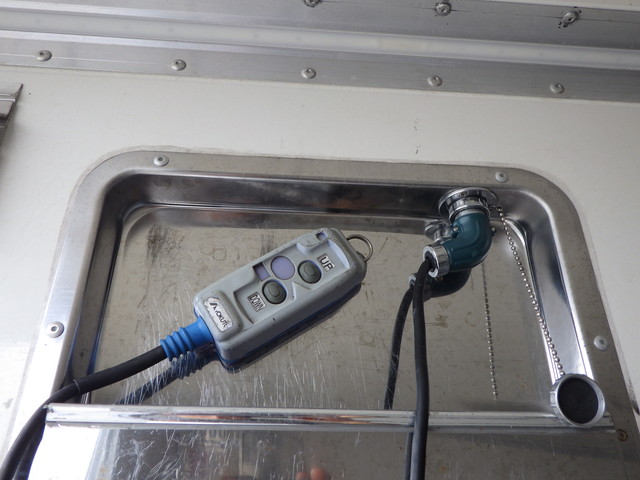 イスズ2PG-FRR90T2冷凍車4tワイド|中古トラックの販売・買取・査定のアイナビ